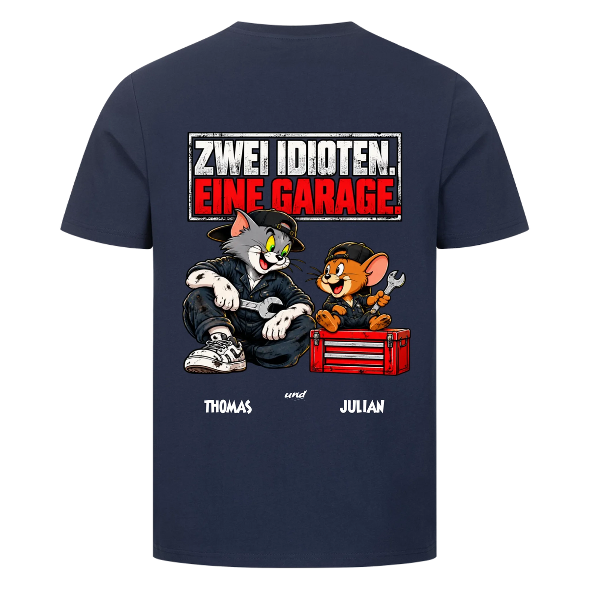 ZWEI IDIOTEN. EINE GARAGE. - Personalisiertes T-Shirt