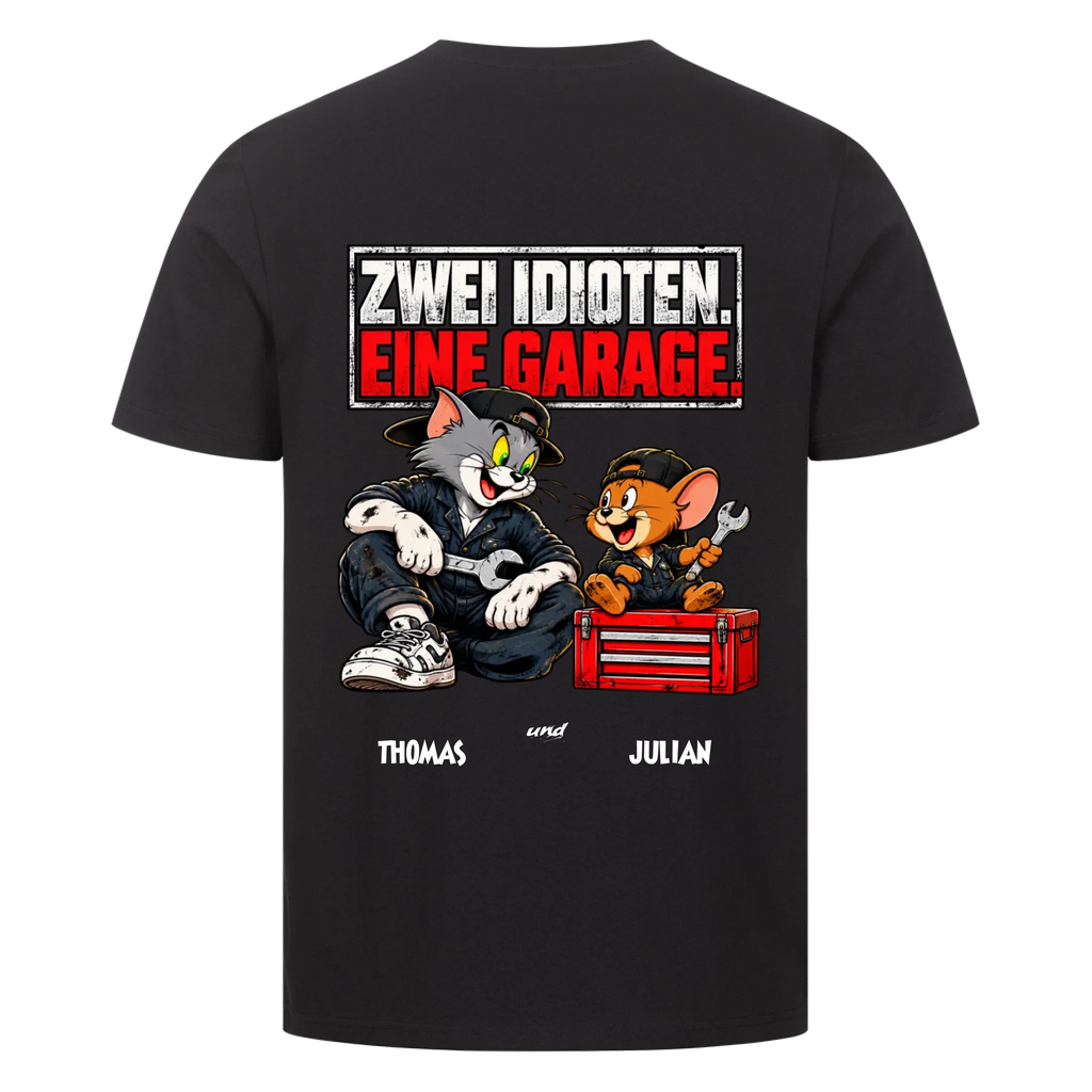 ZWEI IDIOTEN. EINE GARAGE. - Personalisiertes T-Shirt