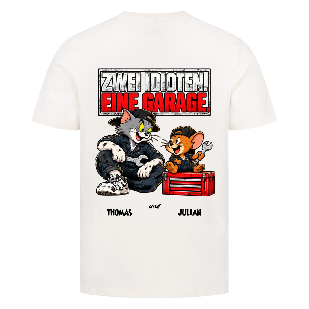 ZWEI IDIOTEN. EINE GARAGE. - Personalisiertes T-Shirt